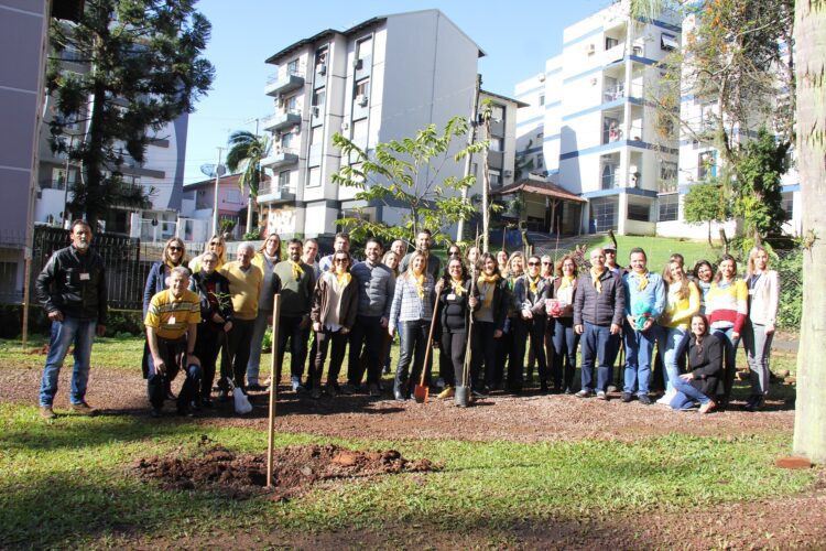 Plantio de mudas de ipê-amarelo marcou a primeira celebração do mês da Árvore