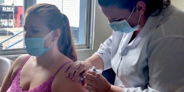 Profissionais da linha de frente no combate à Covid-19 são vacinados no HOB