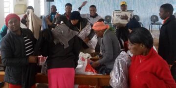 Famílias de haitianos recebem cobertores com apoio da Sedesth