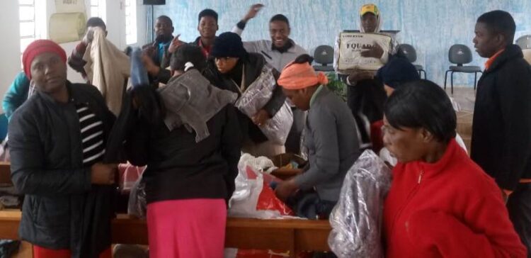 Famílias de haitianos recebem cobertores com apoio da Sedesth