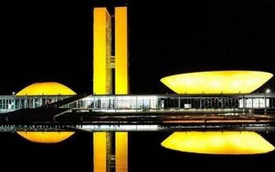Como parte da estratégia, diversos monumentos ganharam iluminação amarela, cor que simboliza otimismo e felicidade (Foto: Divulgação)