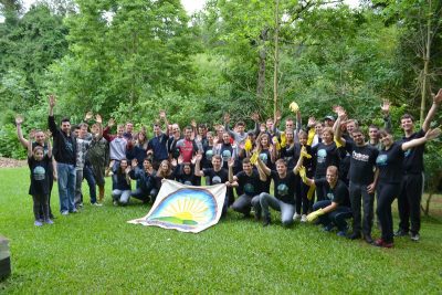  Voluntários percorrem as margens do Arroio Boa Vista para a coleta de resíduos (Foto: Leandro Augusto Hamester)