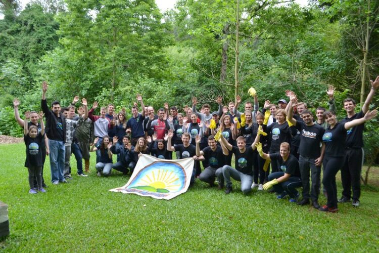 Ação socioambiental teutoniense coleta resíduos às margens do Arroio Boa Vista e promove visita ao aterro sanitário