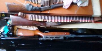 Pai e filho são presos por porte ilegal de arma de fogo, em Nova Bréscia