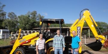 Teutônia adquire retroescavadeira