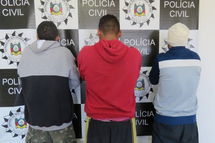 Três indivíduos presos por formação de associação criminosa e porte ilegal de arma de fogo em Guaporé