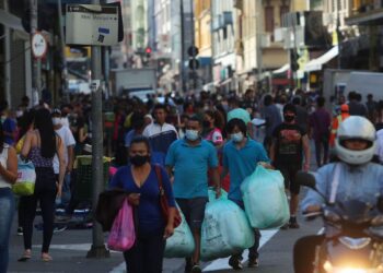 População do Brasil passa de 211,7 milhões de habitantes, estima IBGE