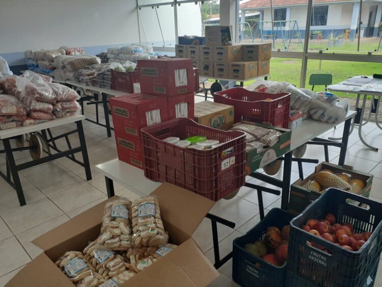 Educação distribui kit de alimentos da merenda escolar às famílias com filhos matriculados  