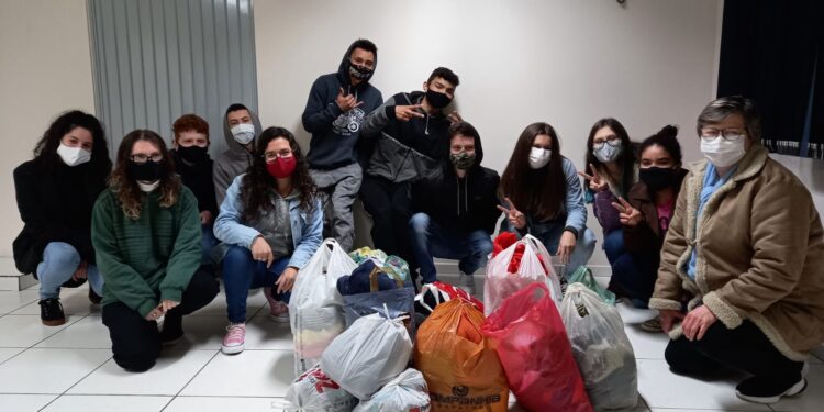Grupo de alunos da Escola Porthal entregam doações à Assistência Social