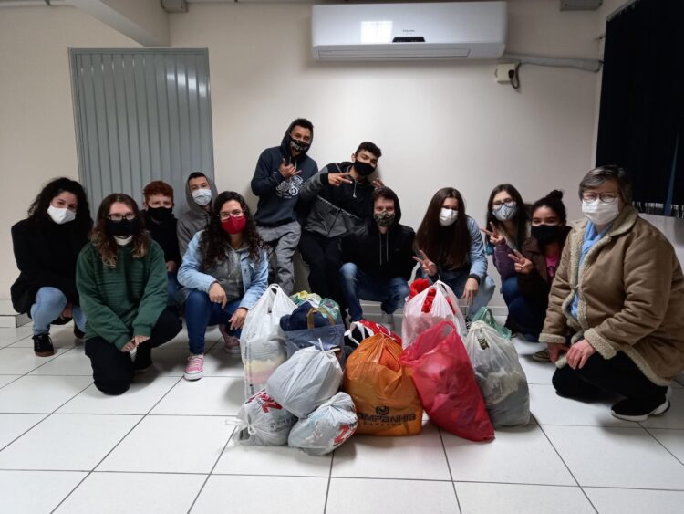 Grupo de alunos da Escola Porthal entregam doações à Assistência Social