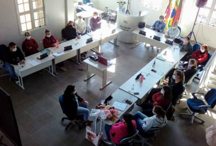 Profissionais da rede pública municipal recebem capacitação para estimular o aleitamento materno