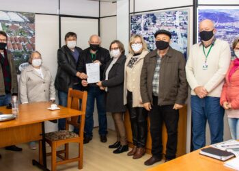 Bohn Gass repassa R$ 100 mil para Teutônia