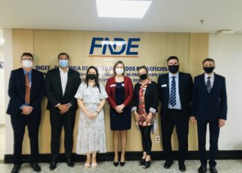 Vice-prefeita viaja à Brasília e entrega projetos à deputados e senadores