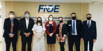 Vice-prefeita viaja à Brasília e entrega projetos à deputados e senadores