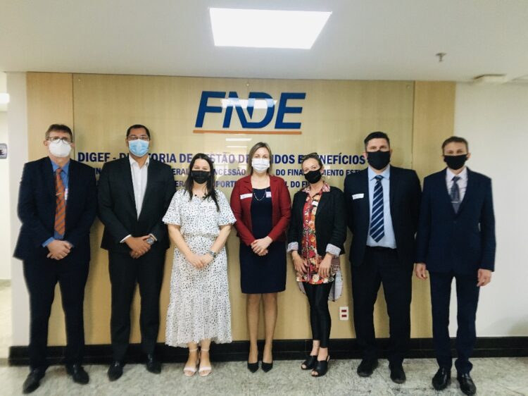 Vice-prefeita viaja à Brasília e entrega projetos à deputados e senadores