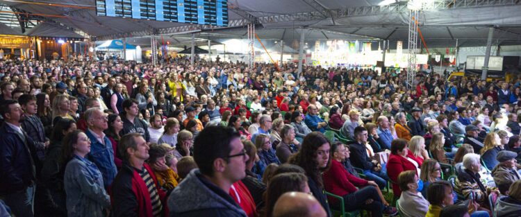 Mais de 8 mil pessoas participaram do 1º dia da Festa de Maio 2022
