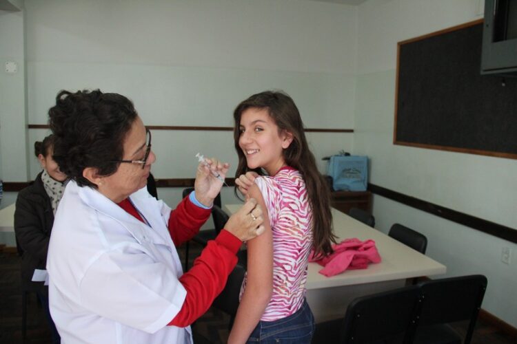Vacinações contra Meningite C e HPV nas escolas superam meta