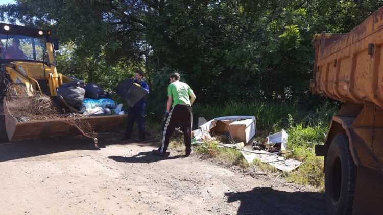 Mutirão recolhe quase seis toneladas de resíduos em estrada