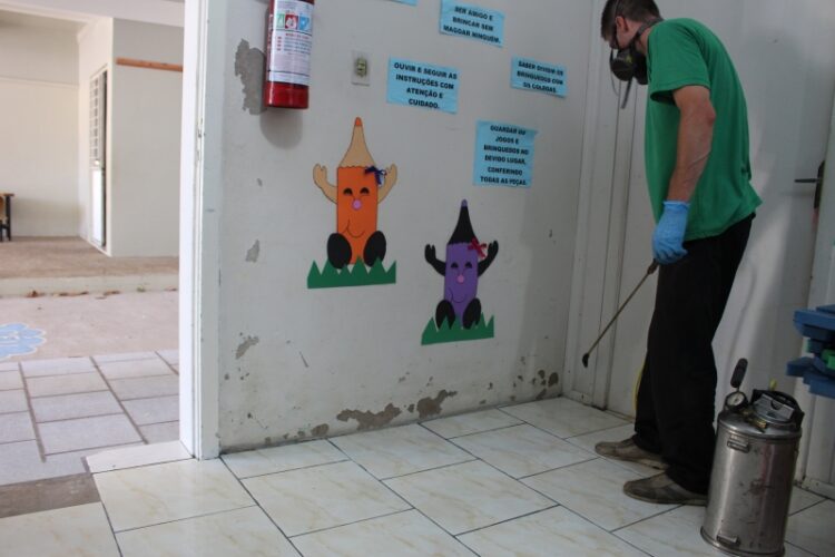 Administração Municipal faz dedetização em escolas