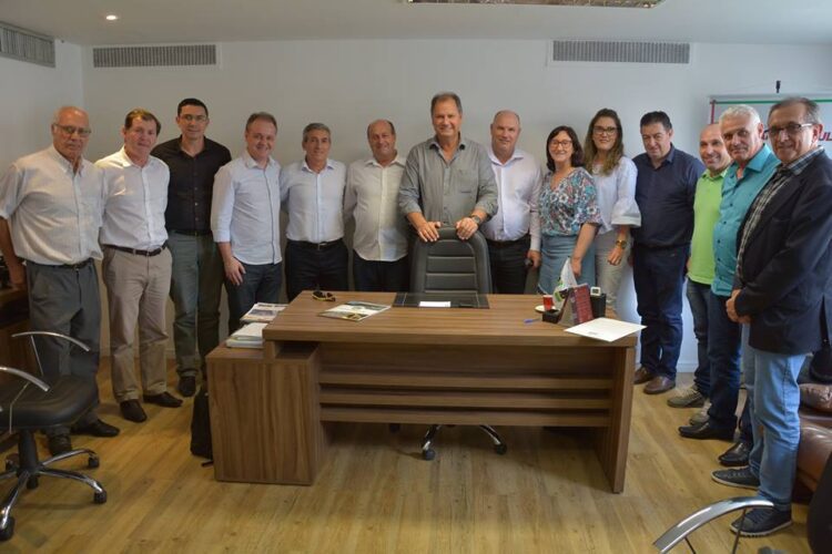 Prefeito participa de reunião pela Rota do Pão e Vinho