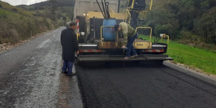 Acesso a Coqueiro Baixo, na ERS-425, começa a receber asfalto
