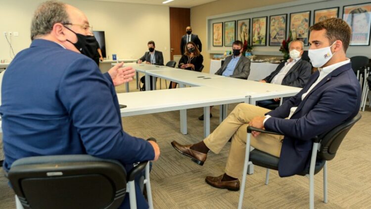 Leite manifesta interesse em adquirir vacina russa caso não seja incluída no PNI