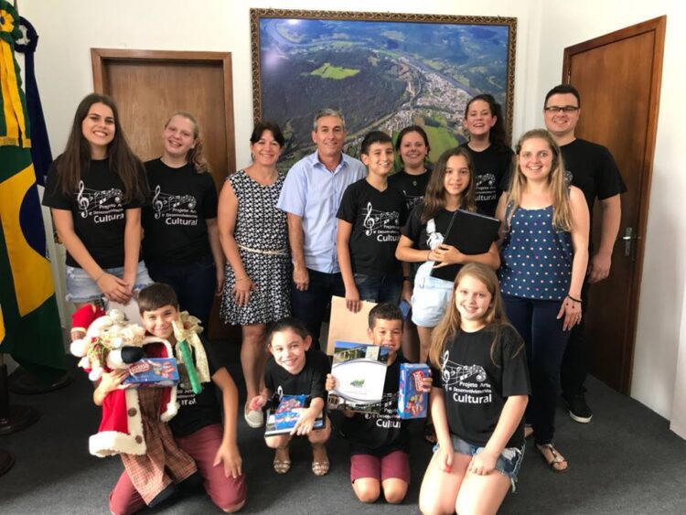 Coral Infanto-Juvenil apresentou-se em casa geriátrica, hospital e prefeitura