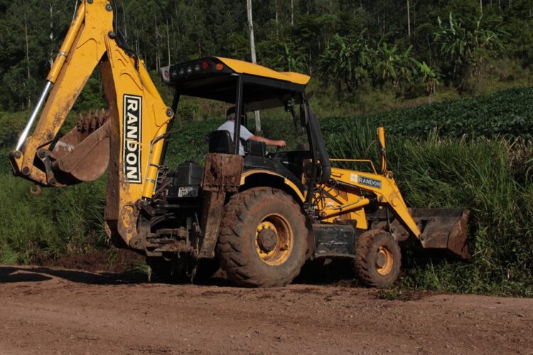 Administração Municipal efetua melhorias em estradas interioranas