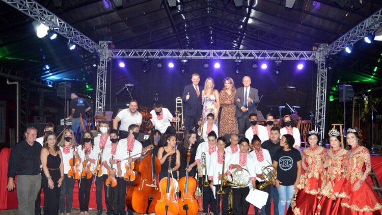 Centenas de pessoas prestigiaram as atrações do Natal das Candeias
