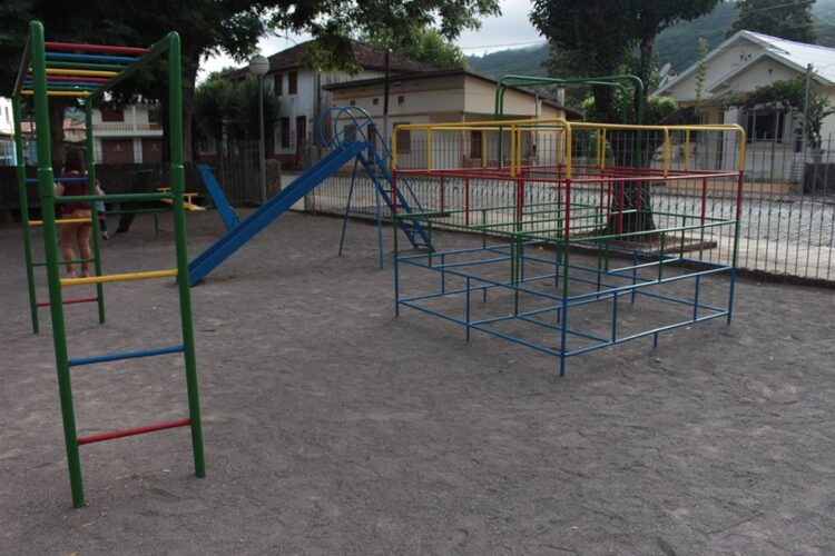 Brinquedos da Praça Matriz são revitalizados