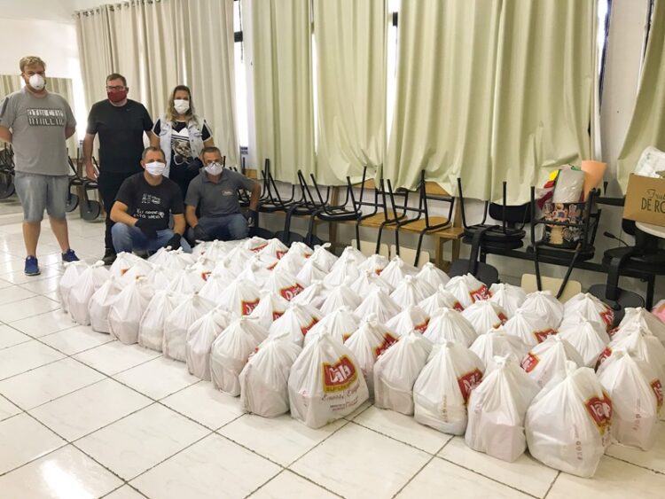 Grupo Dália Solidariedade entrega 66 cestas básicas em Roca Sales