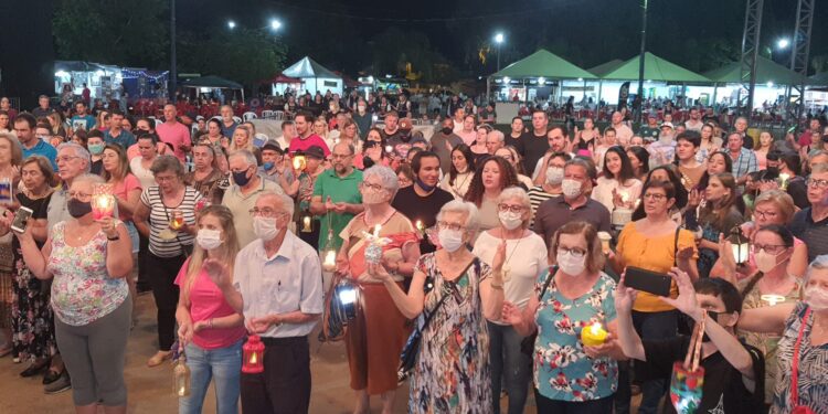 Noite das lanternas celebra a integração, fé e a esperança