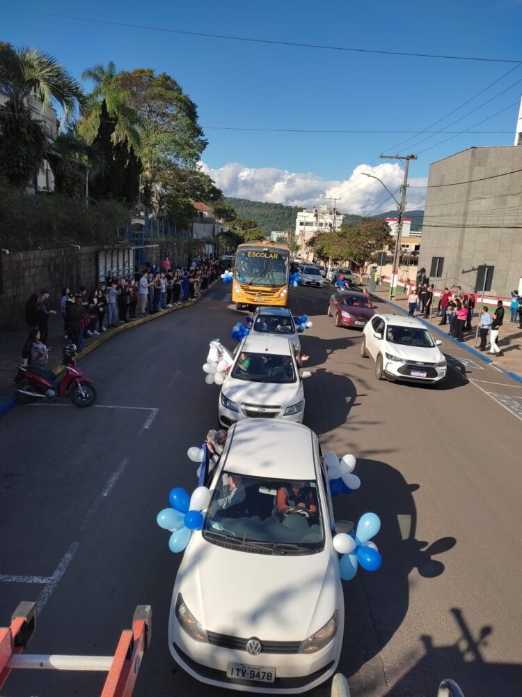 Alunos medalhistas desfilam com o Corpo de Bombeiros