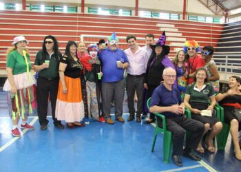 Integrantes do Projeto Conviver participam do Baile à Fantasia