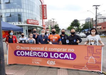 CDL Lajeado distribui adesivos de incentivo ao Compre Local
