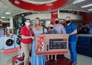 Fernanda Barzotto ganha última Smart TV do Lajeado Brilha 2020