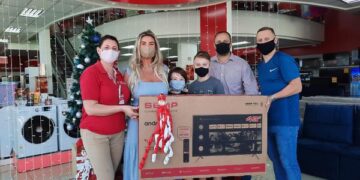 Fernanda Barzotto ganha última Smart TV do Lajeado Brilha 2020