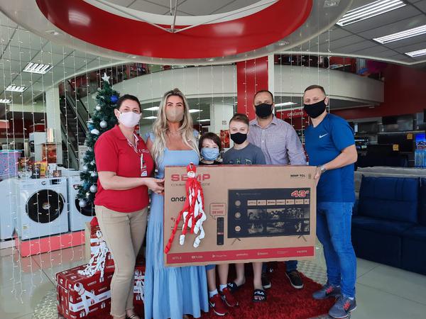 Fernanda Barzotto ganha última Smart TV do Lajeado Brilha 2020