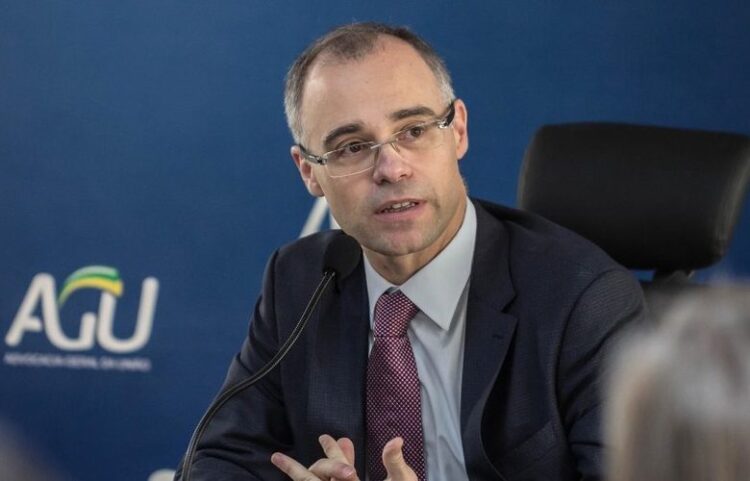 Com saída de Moro, Bolsonaro nomeia André Mendonça para o comando do Ministério da Justiça