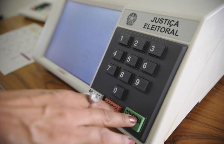 TSE começa fase de testes das novas urnas eletrônicas