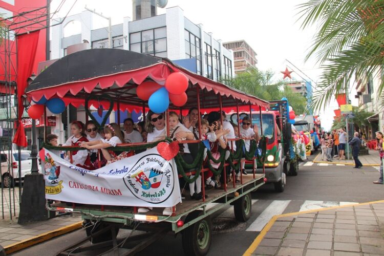 Festival do Chucrute realiza desfile típico