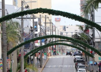 Decoração de Natal começa a ser instalada nas ruas de Lajeado