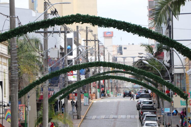 Decoração de Natal começa a ser instalada nas ruas de Lajeado