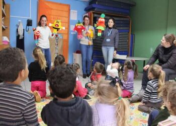 Crianças participam de ações de educação nutricional em escolas
