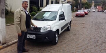 Prefeito recebe veículo para transporte de merenda escolar