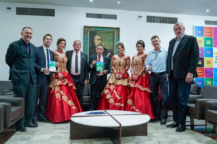 Comitiva da 10ª Expocande entrega convite ao governador do Estado