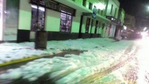 Em Não-Me-Toque supercélula trouxe imensa quantidade de gelo e o granizo acumulou nas ruas em cenário que mais parecia o de uma nevasca (Foto: Divulgação)