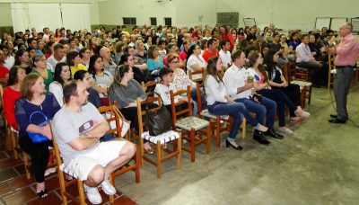 Palestra do cardiologista Paulo Rahmeier, aberta à comunidade, reuniu mais de 300 pessoas na Comunidade Católica Cristo Rei (Foto: Divulgação)