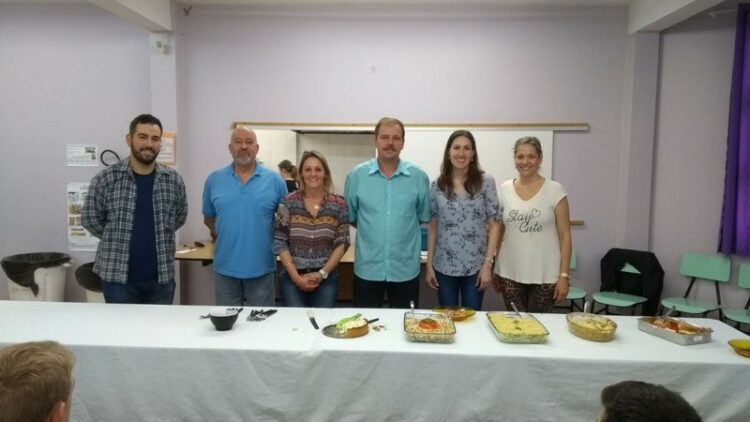 Estudantes da Carlos Gomes preparam pratos em concurso interno