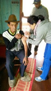 Idosos acamados são vacinados em casa por profissionais da saúde (Foto: Divulgação)